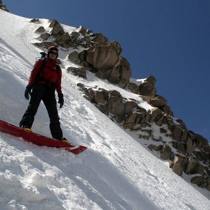Na snowboardu ve žlabu z Takht-e-Soleiman (4659 m)