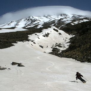 Na lyžích z Damavándu ve výšce asi 3600 metrů