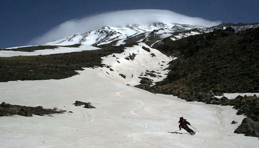 Na lyžích z Damavándu ve výšce asi 3600 metrů