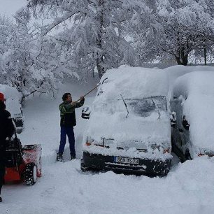 S hromadami nového sněhu byl problém odkrýt auta