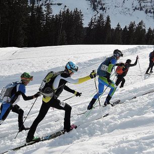 Petr Novák stoupá při skialpinistických závodech Pierra Menta 2017