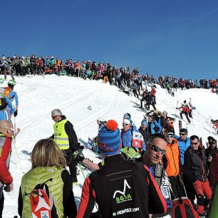 Neskutečné množství skialpinistických nadšenců hnalo závodníky naplno