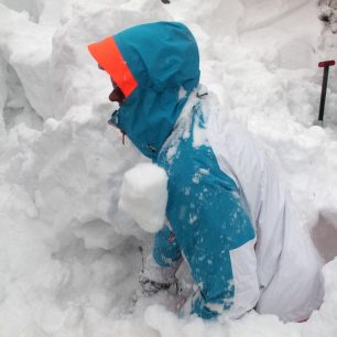 Testování nového skialpinistického kompletu Helly Hansen při preventivním lavinovém zahrabávání