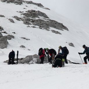 Naše ski depo a stopy pěšáku mezi skalkami nad námi