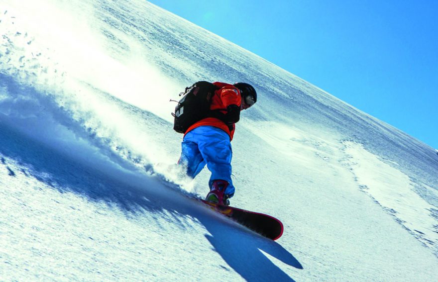 Snowboard je svým širokým tvarem pro jízdu ve volném terénu jako stvořený