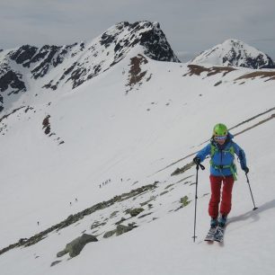Na svahu Hrubé kopy, zleva Prislop, Baníkov a Pachola za námi
