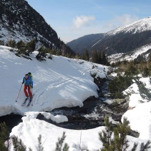 Překročení potoka pod Prislop nad Žiarskou chatou