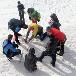 Fagič předvádí základní ledovcové lanové techniky