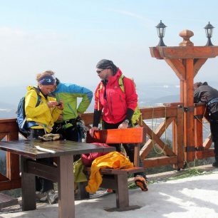 Kristina, Karel a Petr něco řeší na terase Dvoraček