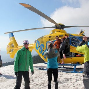 Během dne do oblasti Rokytnice nad Jizerou letěl třikrát vrtulník, z toho dvakrát na Dvoračky