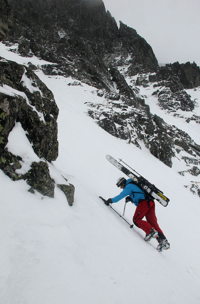 Roman se rozbíhá do Malé Laštovičiej štrbiny