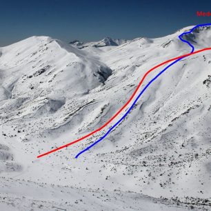 Nákres výstupu (modře) a sjezdu (červeně) z Medenice