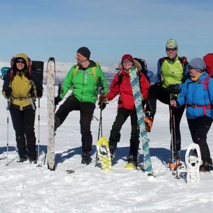 Naše skialpová grupa ve společnosti tří sněžničářek