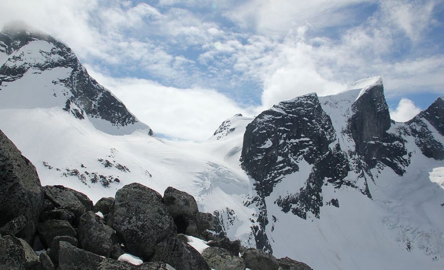 Ledovce pod Store Ringstindem, jehož ostrý vrchol je vpravo
