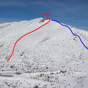 Sjezdová trasa červeně, výstupová trasa modře
