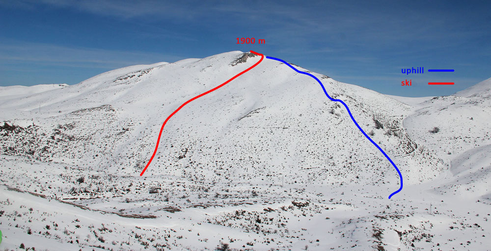 Sjezdová trasa červeně, výstupová trasa modře
