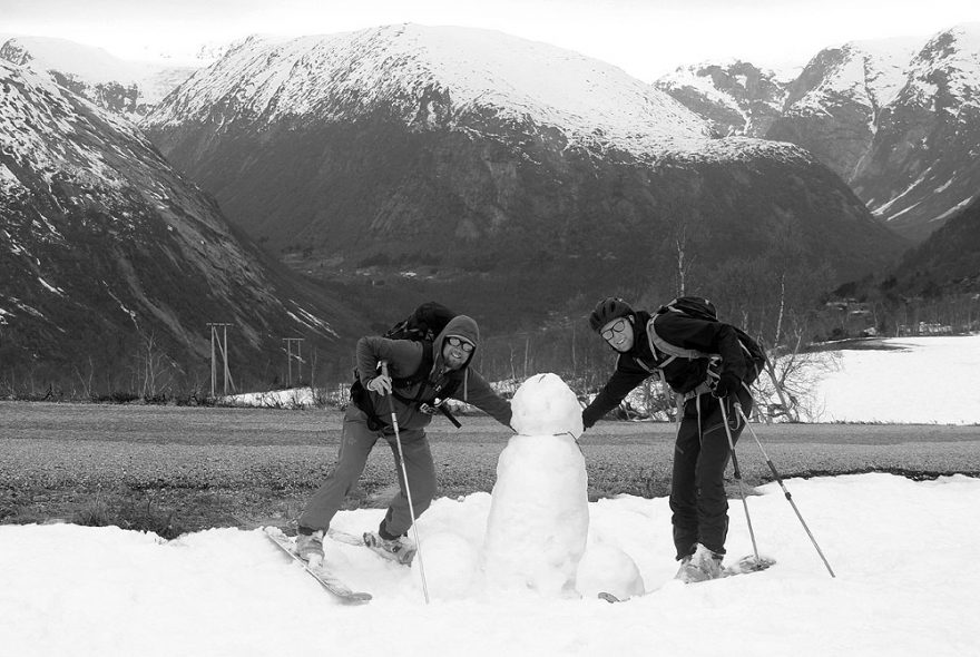 Bratři Kulíškové se sněhovou sochou vytvořenou další částí lyžařského gangu z Přerova
