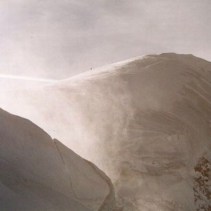 Skialpinista na hřebenu kousek od vrcholu Grossvenedigeru