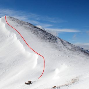 Sjezdová trasa navátým sněhem z vrcholu 2835 metrů