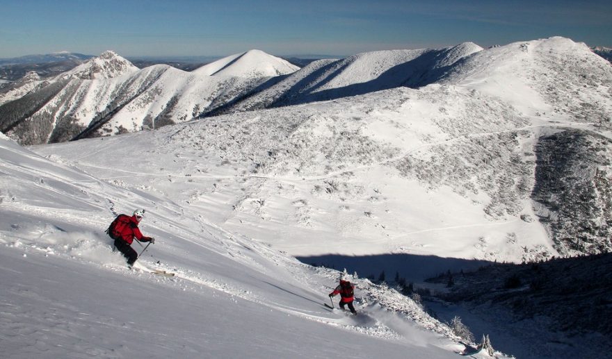 Bratří z Valašského Meziříčí si prašanují. Sjezd z Velkého Kriváně