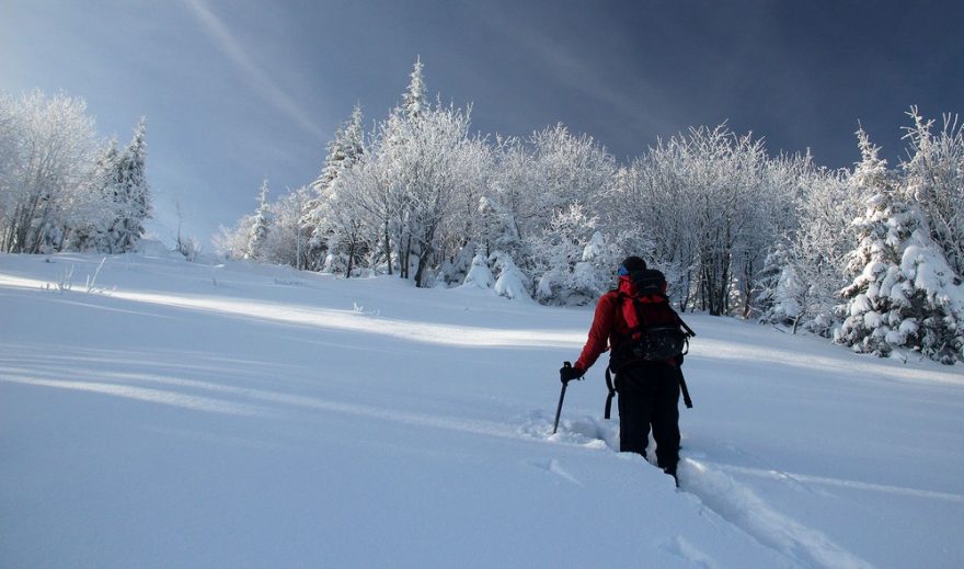 Probourávání se vzhůru na Velký Kriváň na tuleních pásech po kolena ve sněhu.
