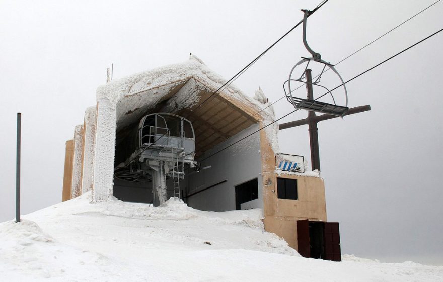 Vrcholová stanice sedačky na Dóme du Mzaar chráněná proti větru