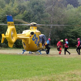 Záchranářský vrtulník po přistání na louce u Semil