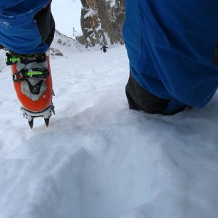 Ve strmých žlabech vypadá pohled dolů často takto