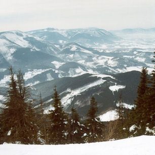 Starší výhled z Lysé hory na Smrk, Kněhyni a Radhošť