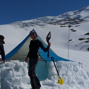 Příprava ubytování při dámském ledovcovém skialpinistickém přechodu