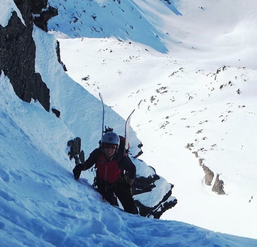 Výstup korytem před sjezdem Grand couloir - Queenstown