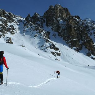 Stoupáme k dalšímu sjezdu během lednového skialpového výjezdu do Gruzie