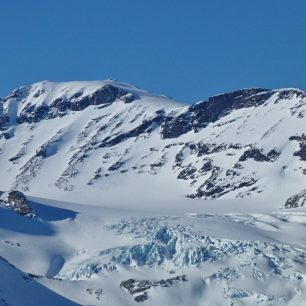 Pohled na Galdhopiggen ze Spiterhoe, dole ledovec Svellnosbren