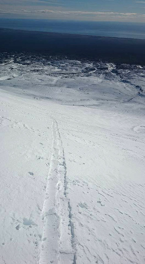Mé splitové stopy v dolní části výstupu na Kozelskij