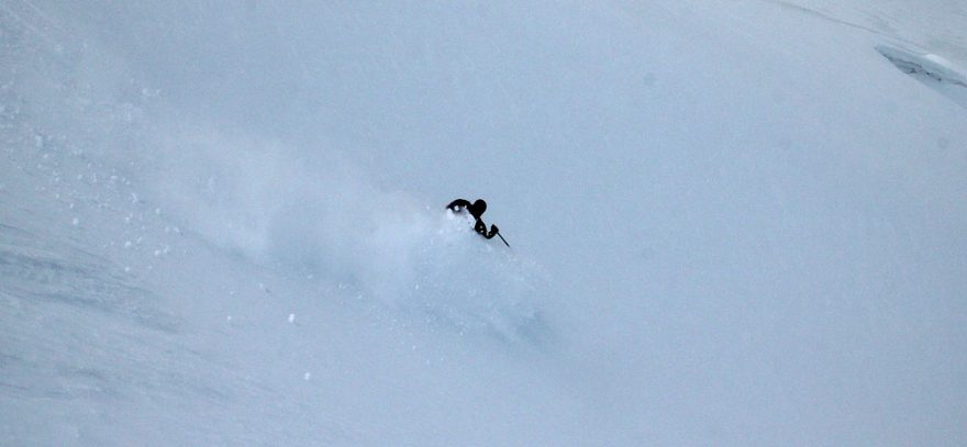 Lyžař téměř ztracen ve zvednutém sněhu, aneb Japonsko v Makedonii