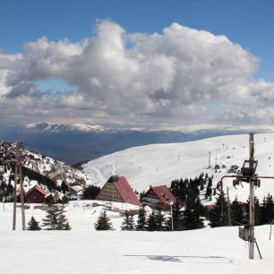 Z menšího nadhledu na lyžařské středisko Popova Šapka