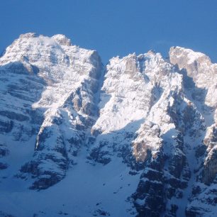 Monte Cristallo – kuloár Vallencant (v strede) nie je podmienkach, lyžujeme Canale Nord do Val Fonda
