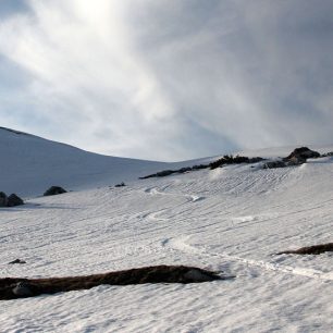 Čerstvá podvečerní stopa na pláních pod vrcholem