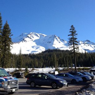 Parkoviště pod Mt. Shasta je velmi oblíbené