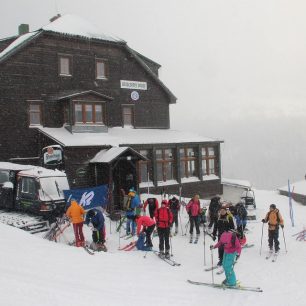 Začátek odpoledního skialpového výletu u Brádlerových bud