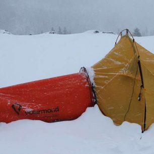V rámci Setkání skialpinistů 2017 došlo i na testování švýcarského spacáko-stano-bivaku Polarmond