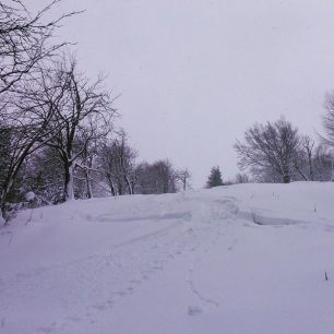 Výstupová stopa je pěkně prošlápnutá, sjezdová je pouze jedna