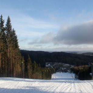 Sjezd po sjezdovce upravené čtyřkolkami