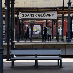 Čekáme na vlak na letiště na gdaňském nádraží. A ten nejede