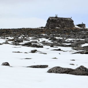 Na vrcholu Storhornet stojí chajda kamenná 
