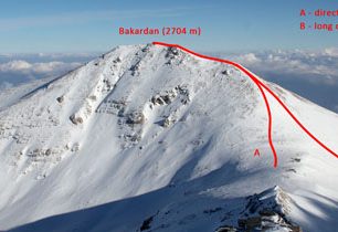 Bakardan (2704 m) – sjezdy na západ z vyhlídkového vrcholu v makedonském pohoří Šar planina