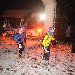 Časovkový start Verticalu pod sjezdovkou na Zlatníku – první kilometr jsme vynášeli lyže na batohu