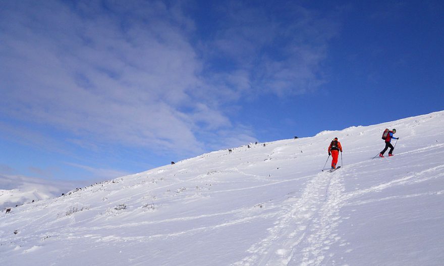 Výstup po otevřené a větrné pláni