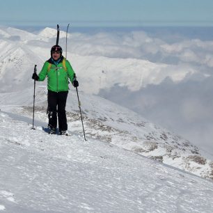 Na hřebenu Bakardanu nad mraky