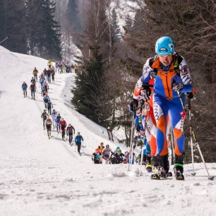 Vláček skialpinistů na trati